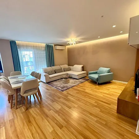 Spacious Apartment *
