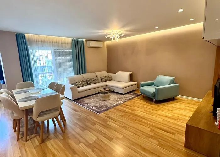 Spacious Apartment *